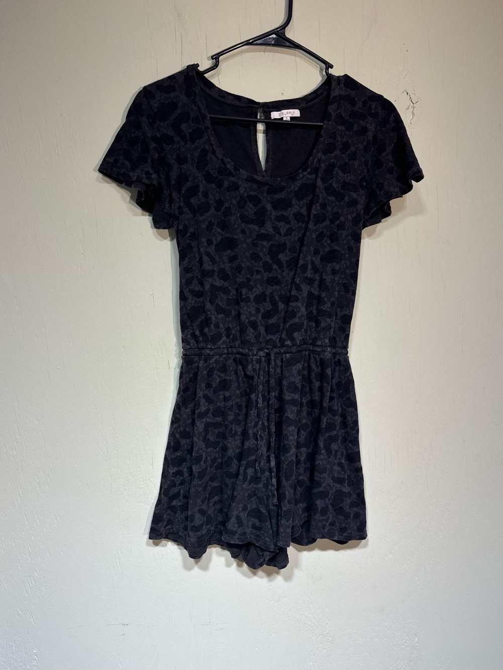 Z Supply boutique gray and black leopard print scoop neck short romper small